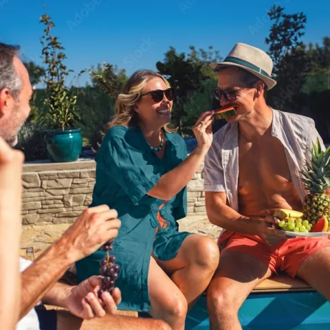 Bailleurs Logio détendus au bord d'une piscine après avoir gagné du temps grâce à l'app