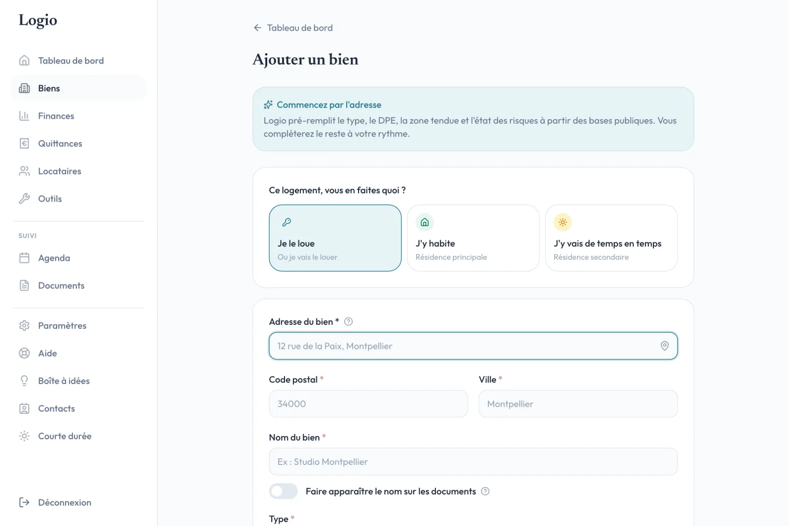 Formulaire « Ajouter un bien » dans Logio : adresse en auto-complétion, code postal, ville et nom du bien, avec le pré-remplissage annoncé (type, DPE, zone tendue)