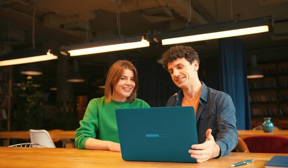 Table en bois avec calculatrice, relevé bancaire et notes de calcul de rentabilité locative