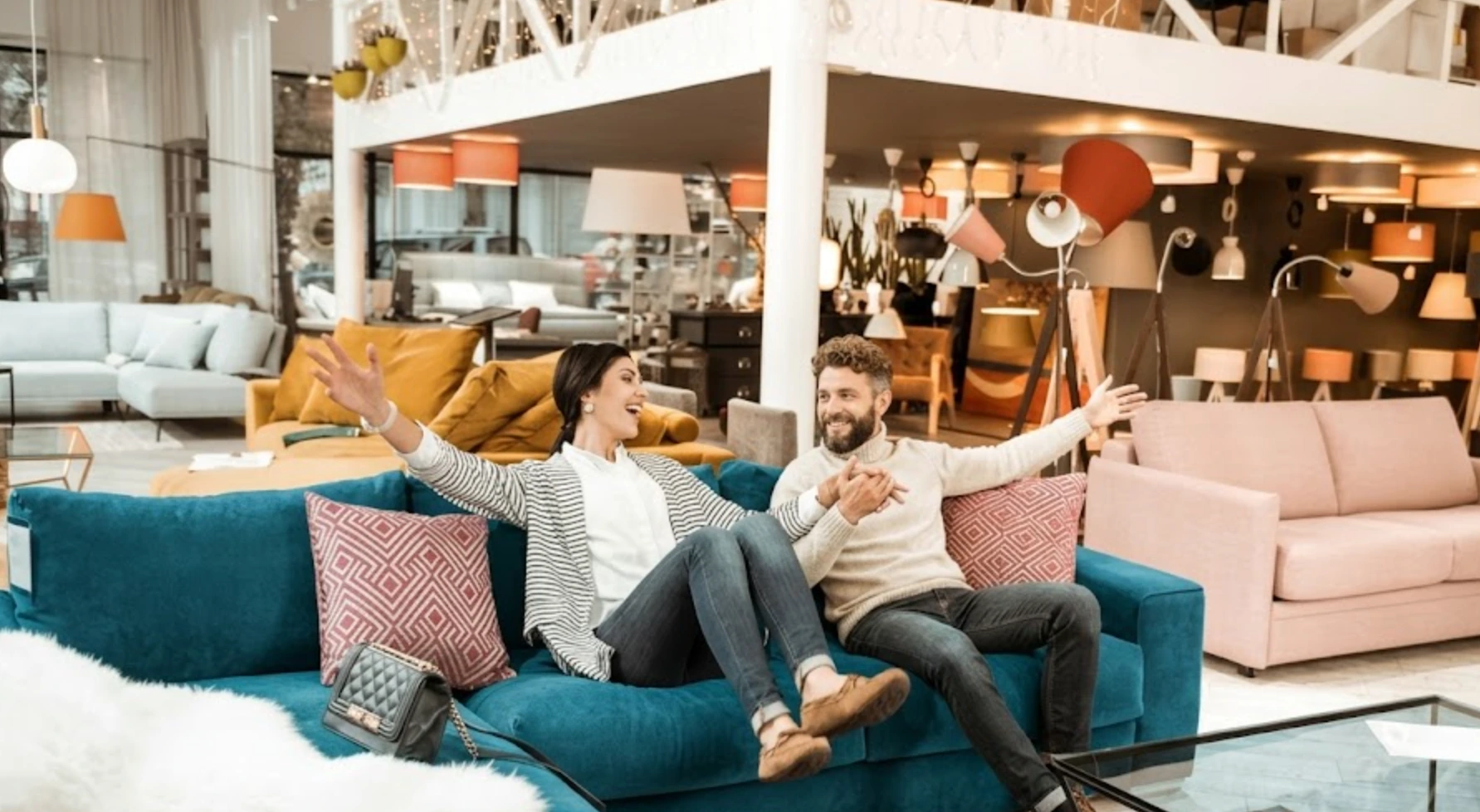 Bureau de bailleur comparant deux options de location meublé et vide, plan d'appartement, calculatrice fiscale, clés et café en lumière du matin